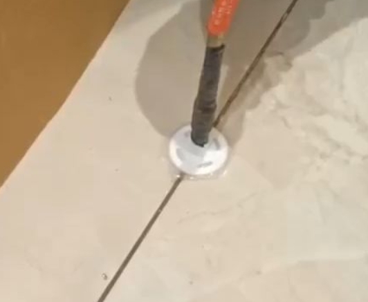 化州瓷砖空鼓维修公司专业解答瓷砖在铺贴过程中，如果没有涂抹均匀到位的粘结材料（如水泥砂浆或瓷砖胶），可能会导致以下问题